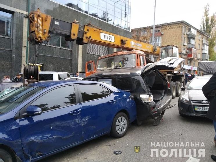 В центре Киева автокран протаранил 17 машин, один человек госпитализирован 