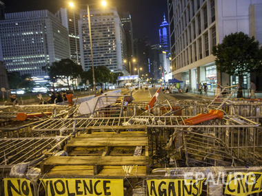 В Гонконге митингующие разобрали часть баррикад