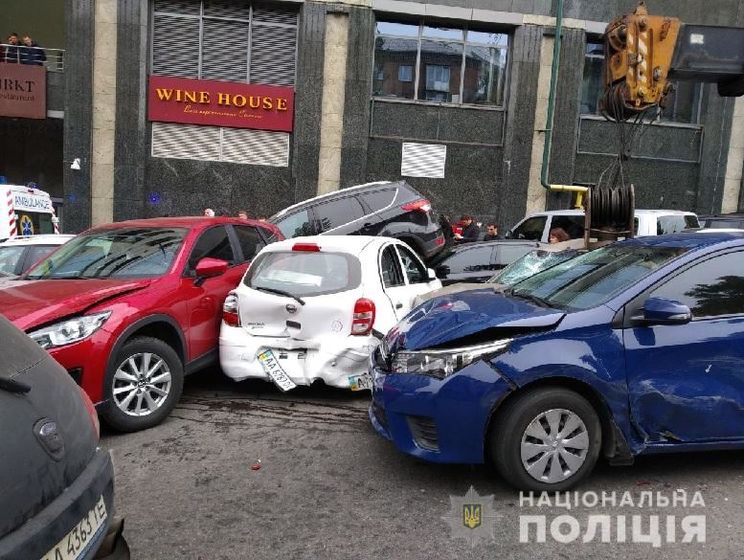 ﻿У центрі Києва автокран протаранив 18 машин. Відео