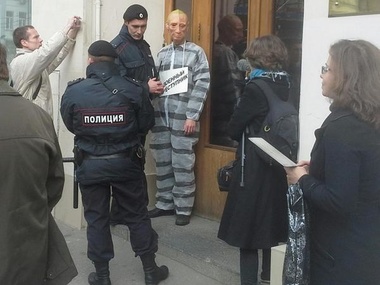 У Кремля задержали мужчину в маске Путина