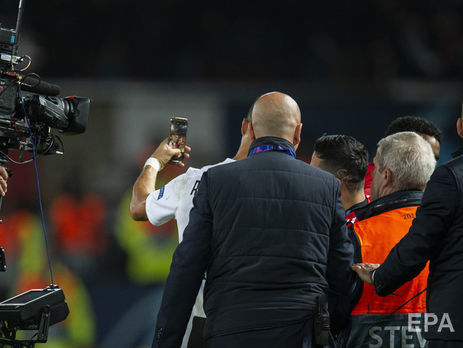 Роналду сделал селфи с выбежавшим на поле болельщиком. Видео