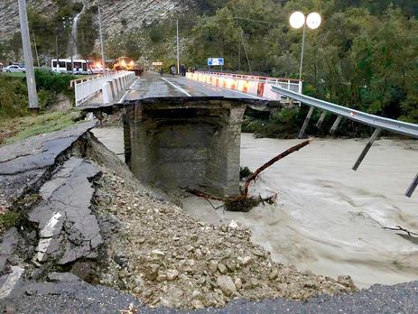 В России паводок разрушил единственный мост, по которому можно добраться в Сочи из других регионов страны