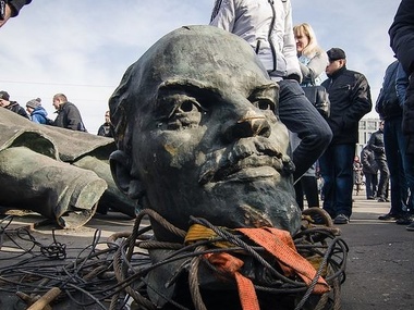 СМИ: В Николаевской области упал очередной Ленин