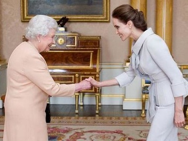 СМИ: Елизаветa II присвоила Джоли титул почетной дамы