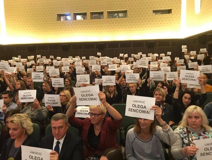 Фестиваль украинского кино в Варшаве начался с акции в поддержку Сенцова