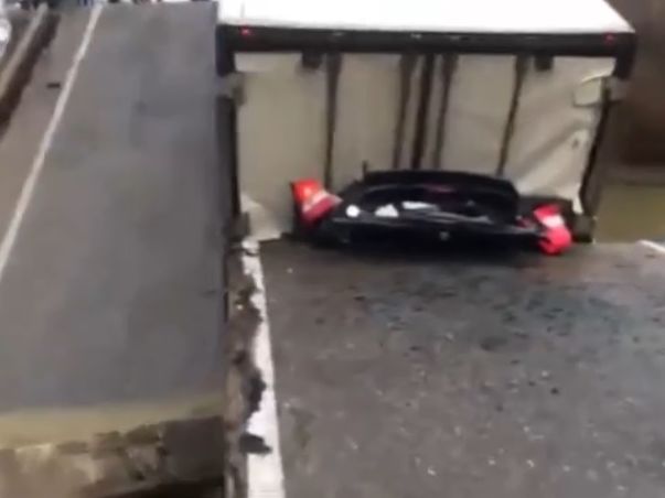 ﻿У російському Примор'ї щонайменше одна людина загинула під час обвалення автомобільного мосту