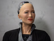 ﻿Робот Софія: Як ми можемо створювати кращий світ, якщо будемо сваритися одне з одним, немов скажені білки?