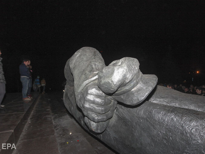 ﻿В Україні на відкритому аукціоні продали перший пам'ятник Леніну