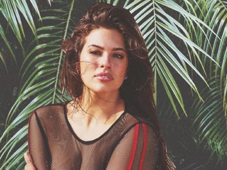 Грэм показала фигуру в купальнике