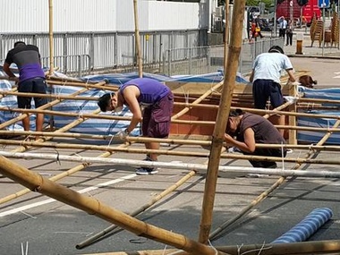 Полиция Гонконга разбирает баррикады, протестующие их восстанавливают