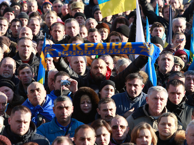 На киевском Евромайдане митингуют десятки тысяч человек