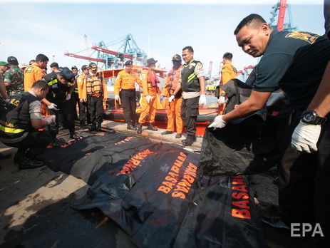 На месте крушения лайнера в Индонезии нашли взорвавшийся топливный бак – СМИ