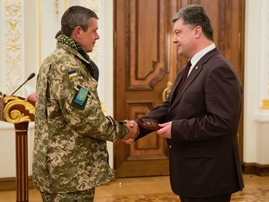Порошенко вручил воинам АТО государственные награды