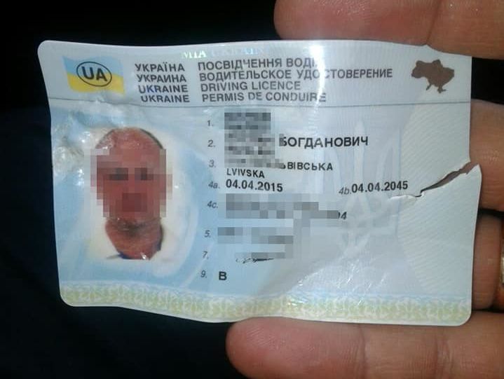 ﻿У Львові водій намагався проковтнути документи і вкусив поліцейського
