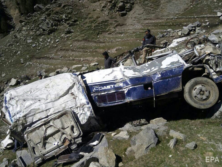 В Пакистане автобус упал в пропасть, из 19 человек выжил только один