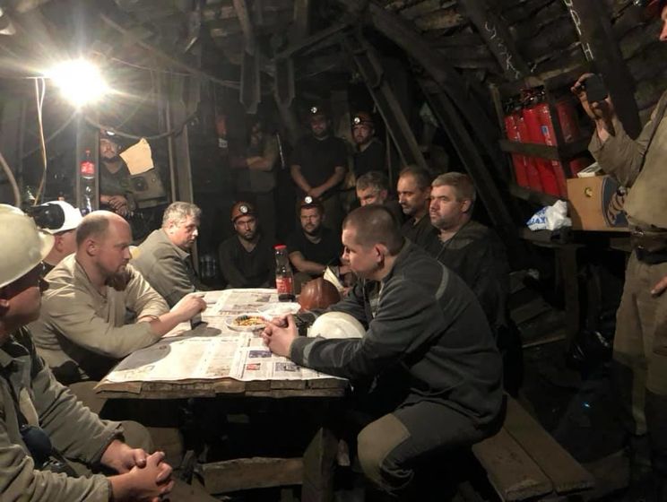 К бастующим в шахте "Лисичанскугля" горнякам спустились чиновники