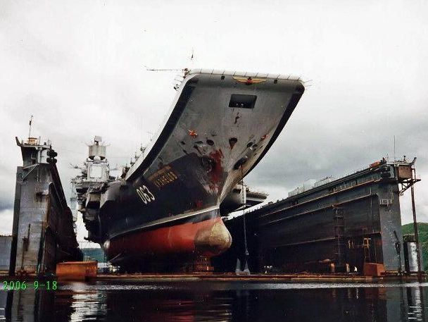 Причиной затопления плавдока авианосца "Адмирал Кузнецов" судоремонтники назвали скачок напряжения в электросети
