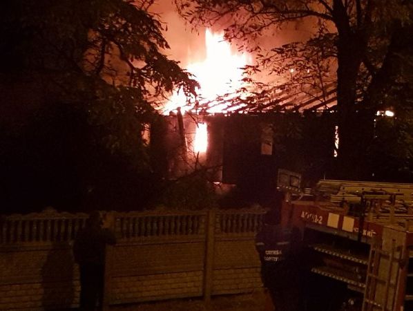 ﻿У Києві згоріла СТО з хостелом на другому поверсі будівлі