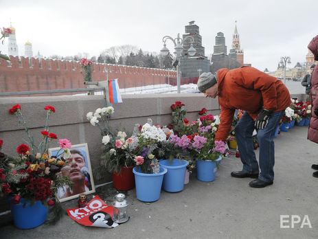﻿У Москві радикали із SERB розтрощили меморіал Нємцову на мосту біля Кремля і порвали вінок, покладений Болтоном