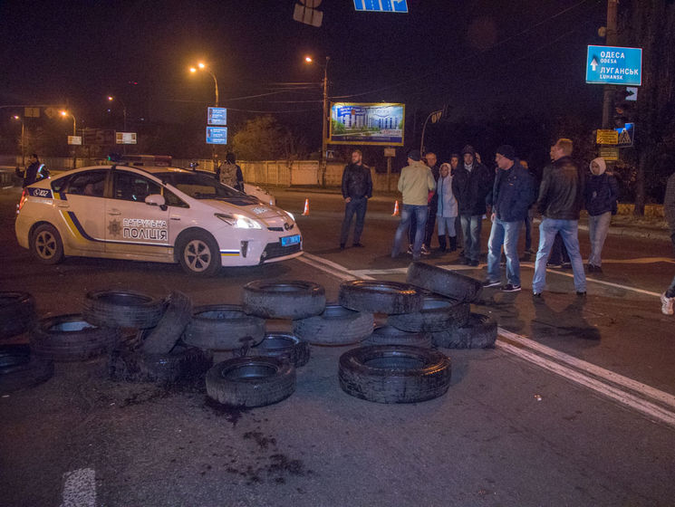 ﻿Кияни перекрили Харківське шосе через відключення електроенергії. Відео