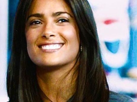 Хайек примерила парик из светлых волос