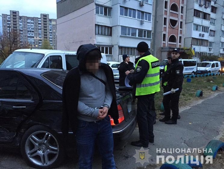 ﻿У Києві група грабіжників під час спроби втечі наїхала на двох поліцейських і протаранила 10 автомобілів