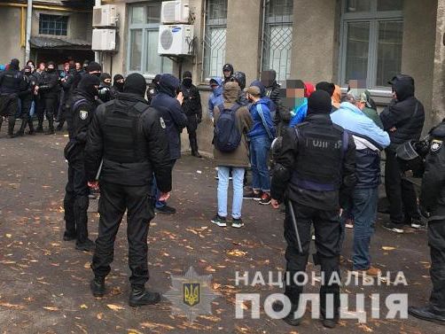 ﻿Поліція Києва затримала в урядовому кварталі людей із кийками та газовими балончиками