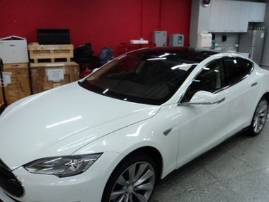 Первый в Украине электромобиль Tesla приобрел безработный дончанин