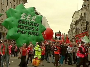 Британцы требуют повышения минимального уровня зарплаты