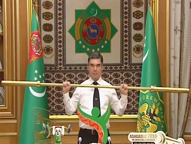﻿Президент Туркменістану на засіданні уряду під оплески підняв позолочений гриф від штанги. Відео