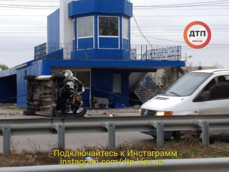 ﻿У Києві автомобіль на великій швидкості в'їхав у пост поліції – ЗМІ