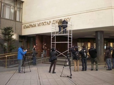 "Власти" Крыма обещают вернуть на здание Верховного Совета надписи на украинском и крымскотатарском