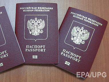 Российская миграционная служба начала выдавать крымчанам загранпаспорта