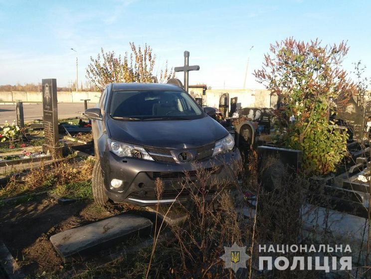 В Харькове водитель внедорожника разрушил 10 надгробий. СМИ пишут, что за рулем был священник