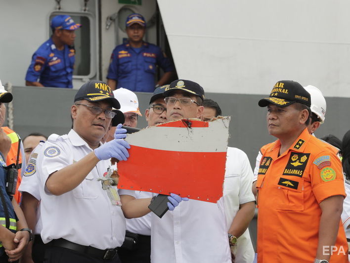 В Индонезии водолазы уловили сигнал "черного ящика" упавшего самолета Lion Air