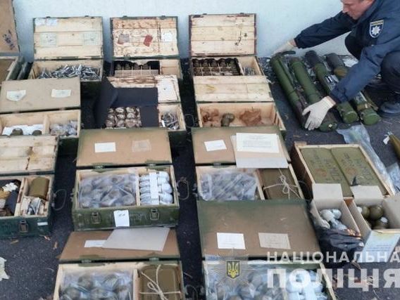 ﻿У Луганській області правоохоронці виявили дві великі схованки зі зброєю та боєприпасами