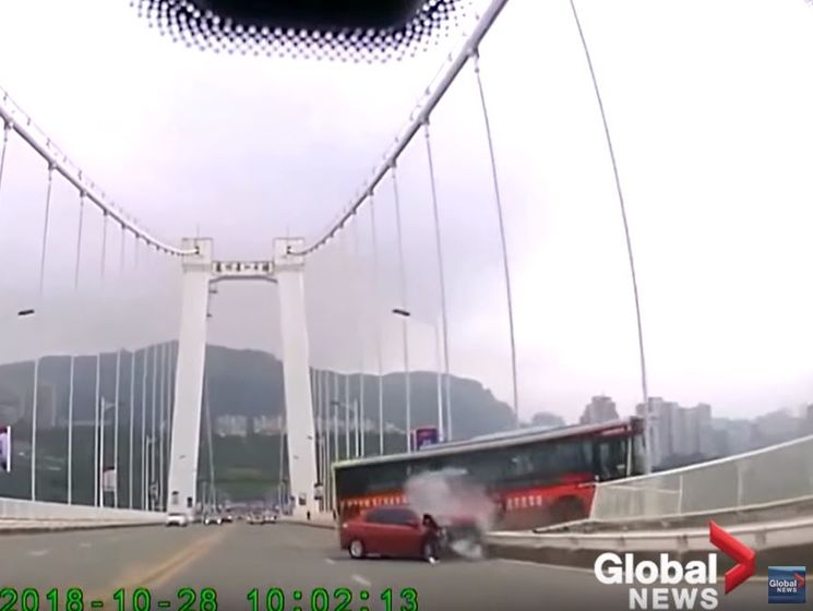 В Китае из-за драки с пассажиркой водитель потерял управление, автобус упал в реку Янцзы. Видео