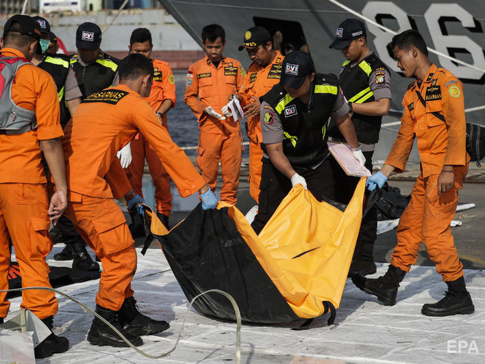 В Индонезии из воды достали 105 мешков с останками жертв авиакатастрофы Boeing 737