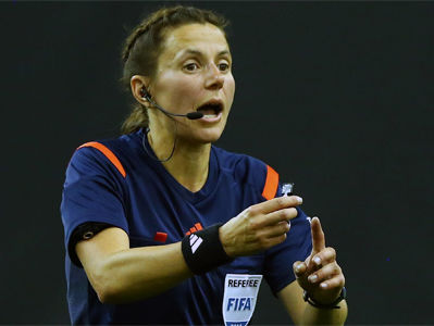 ﻿У чемпіонаті України з футболу вперше матч судила повністю жіноча бригада арбітрів