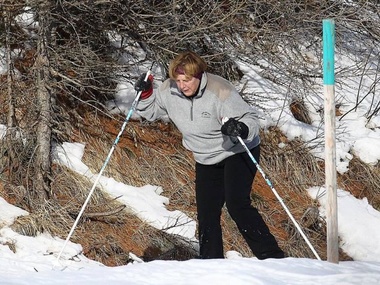 Меркель сломала тазовую кость, катаясь на лыжах в Швейцарии