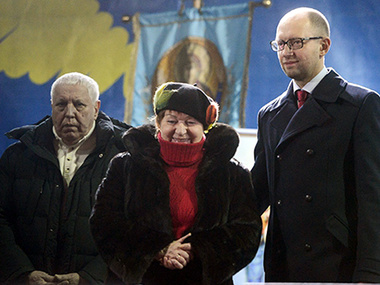 Яценюк приехал на рождественский Майдан с родителями