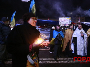 Евромайдан празднует сочельник даже с отключенным светом. Фоторепортаж