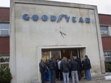 Рабочие французского завода Goodyear взяли в заложники менеджеров