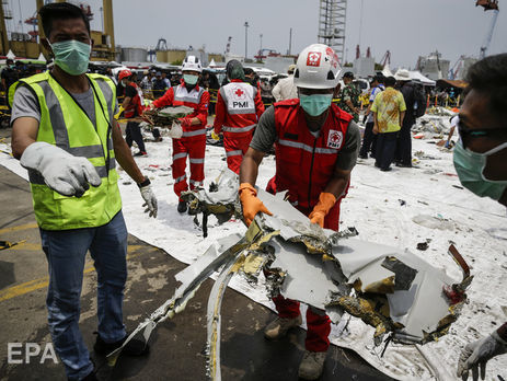 ﻿В Індонезії заявили, що Boeing 737 зруйнувався під час зіткнення з водою на великій швидкості