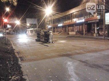 В центре Донецка танк боевиков врезался в грузовик