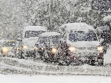 Первый снег в Болгарии: перекрыты дороги, без света 35 тысяч человек