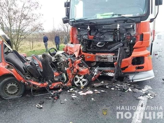 ﻿В Івано-Франківській області легковий автомобіль врізався у вантажівку, є загиблі