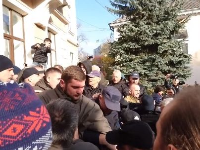 ﻿Жителі Тернополя, незадоволені подорожчанням проїзду, під крики "Ганьба!" штурмували міськраду. Відео