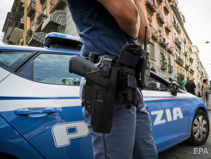 ﻿В Італії засуджений на 19 років озброєний злочинець узяв заручників у поштовому відділенні