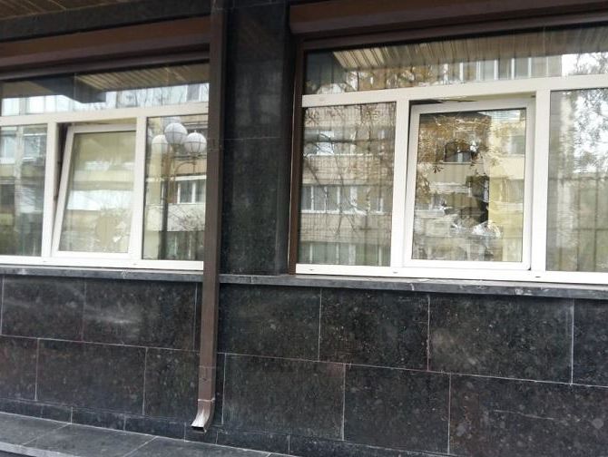 В Киеве задержали жителя Винницы, разбившего два окна в ГПУ – полиция